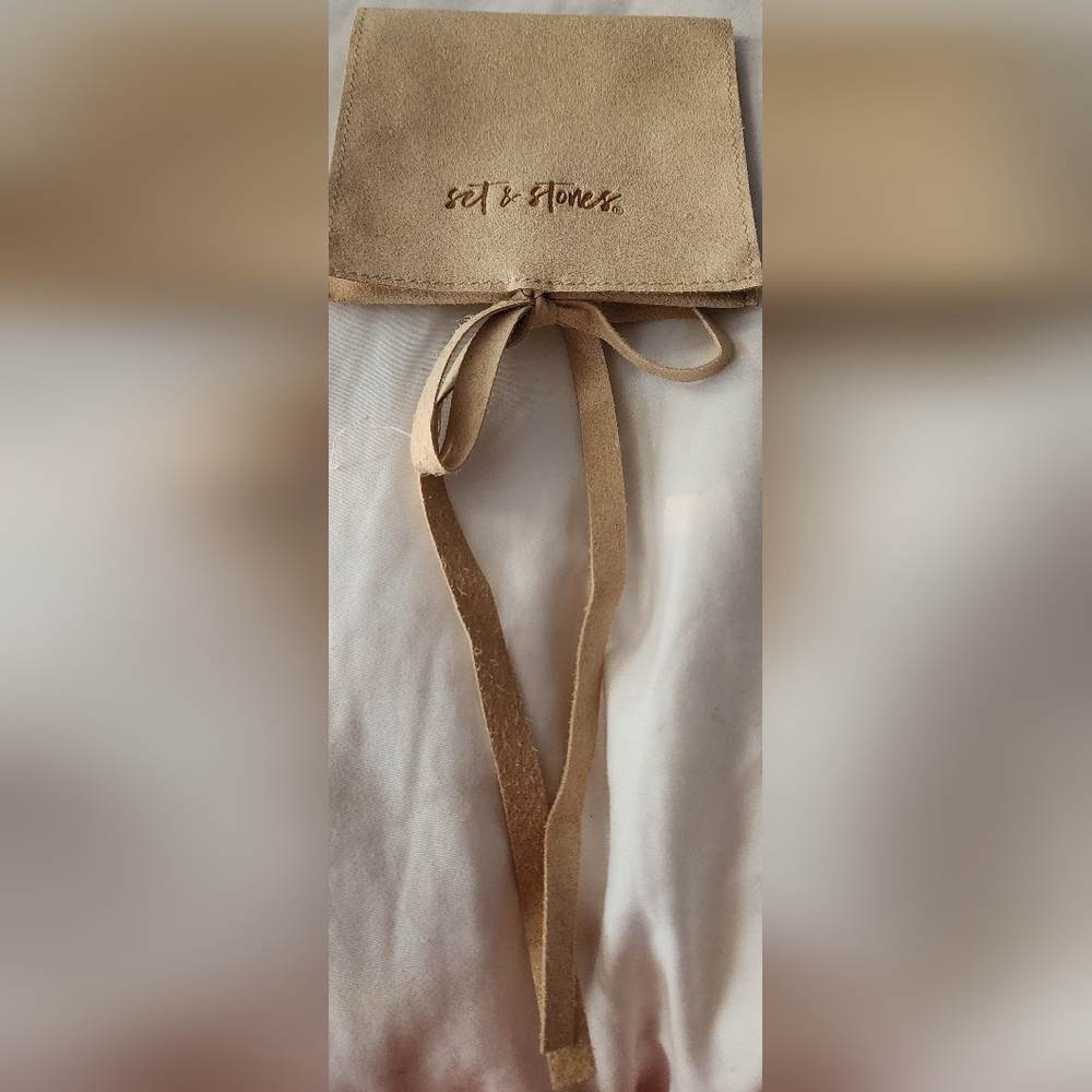 Set & Stone Anklet Gold and White stones with felt case New FABFITFUN CHARITY